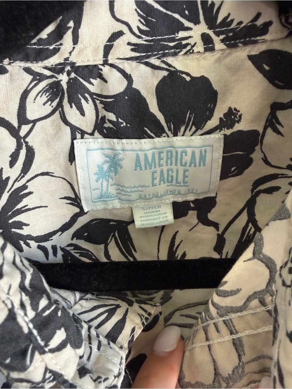 American Eagle Floral Hawaiian Camp Shirt Mens Small Black Tan Tropical Resort - Picture 3 of 4